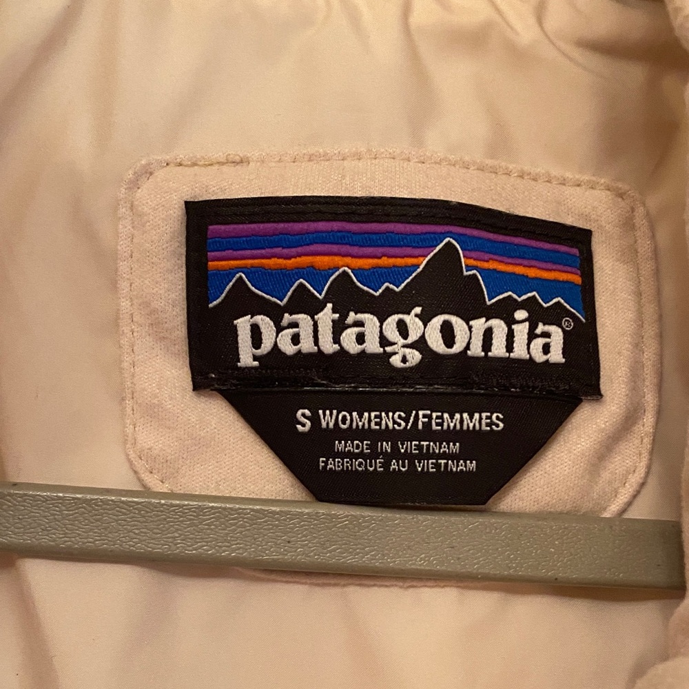 Patagonia Women’s Cream Quilted Puffer Coat - Picture 3 of 7